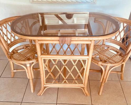 Vintage rotan bistroset tafel rookglas blad 2 rotan stoelen, Huis en Inrichting, Banken | Complete zithoeken, Gebruikt, Riet of Rotan