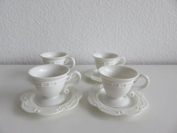 poppenserviesje: 4 witte klassieke kopjes met schoteltjes beschikbaar voor biedingen