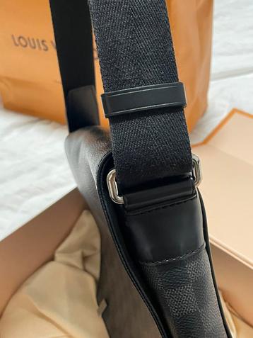 Louis Vuitton District PM beschikbaar voor biedingen