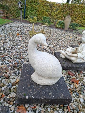 Betonnen tuinbeeld gans ca 40 cm hoog  beschikbaar voor biedingen