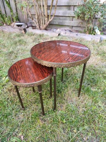 Set van 2 klassieke bijzettafeltjes, jaren ’60

 

 beschikbaar voor biedingen