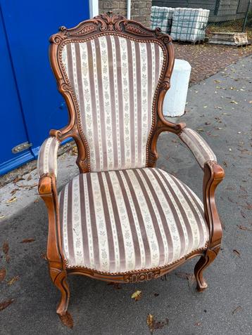 Antieke fauteuil met gestreepte bekleding beschikbaar voor biedingen