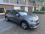 Kia Niro 1.6 GDi Hybrid 141pk Dct6 2018 Grijs, Auto's, 74 €/maand, Leder en Stof, Origineel Nederlands, Parkeersensor