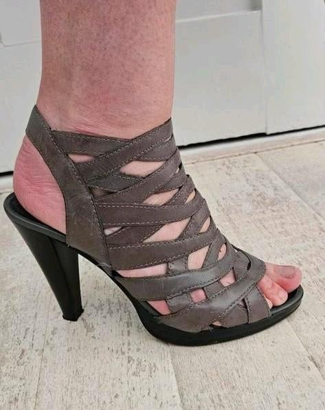 Pump- hakken -leer -Cindy Crawford - 38, Kleding | Dames, Pumps, Ophalen of Verzenden, Zo goed als nieuw, Grijs