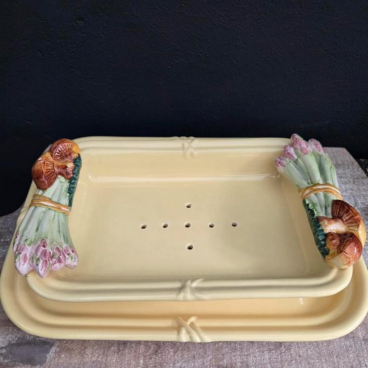 Zeer grote, puntgave,  groenteschaal met treef. Silea, Antiek en Kunst, Antiek | Schalen, Ophalen of Verzenden