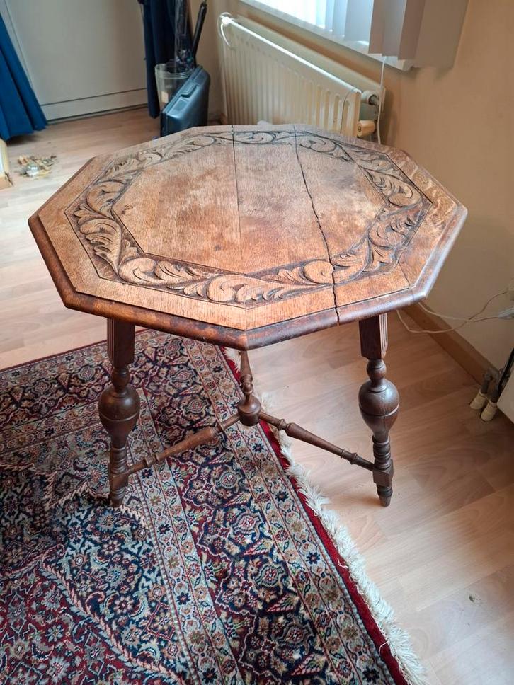 Antieke achthoekige tafel met houtsnijwerk, Antiek en Kunst, Antiek | Meubels | Tafels, Ophalen