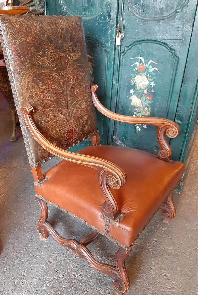 Echte antieke kasteel stoel / fauteuil met echt bewerkt leer, Huis en Inrichting, Fauteuils, Gebruikt, Leer, 50 tot 75 cm, 75 tot 100 cm