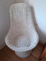 Grote witte rotan stoel, Ophalen