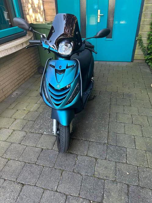 Piaggio zip sp custom full option e5 2021 blauw kenteken, Fietsen en Brommers, Scooters | Piaggio, Zo goed als nieuw, Zip, Ophalen