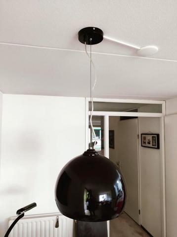 Zwarte metalen hanglamp. Gekocht bij de fluitketel in Assen. beschikbaar voor biedingen