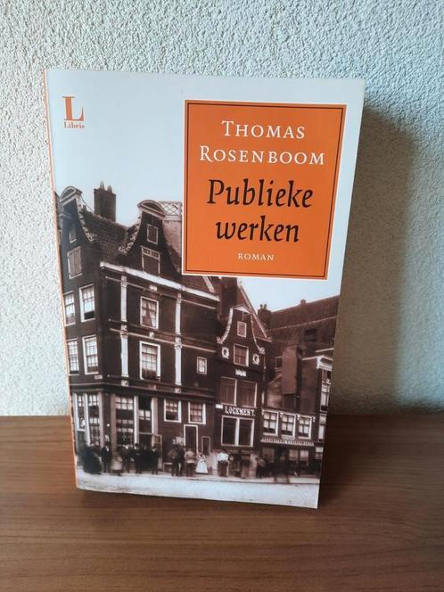 Boek Paperback Publieke werken Thomas Rosenboom 2007, Boeken, Historische romans, Gelezen, Ophalen of Verzenden