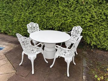 Moooi Buiten Tafel Wit 120cm  eventueel met Seletti Stoelen beschikbaar voor biedingen