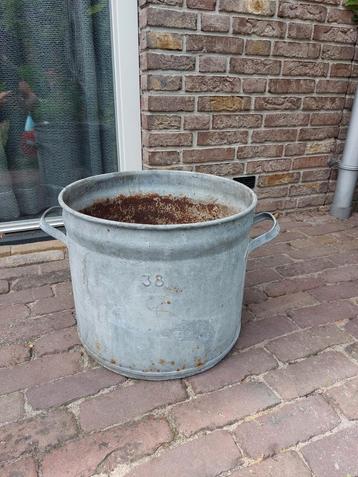 Zinken teil emmer plantenbak beschikbaar voor biedingen