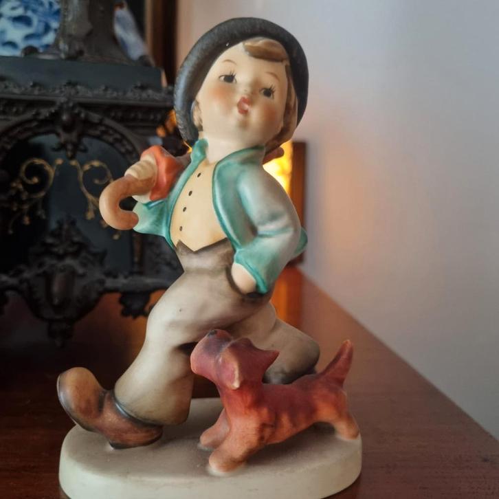 Goebel Jongetje met Hond - Perfecte Staat, Antiek en Kunst, Kunst | Beelden en Houtsnijwerken, Ophalen of Verzenden