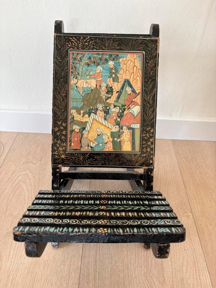 Vintage Rajasthani Indiase handbeschilderde houten stoeltje, Antiek en Kunst, Antiek | Religie, Ophalen of Verzenden