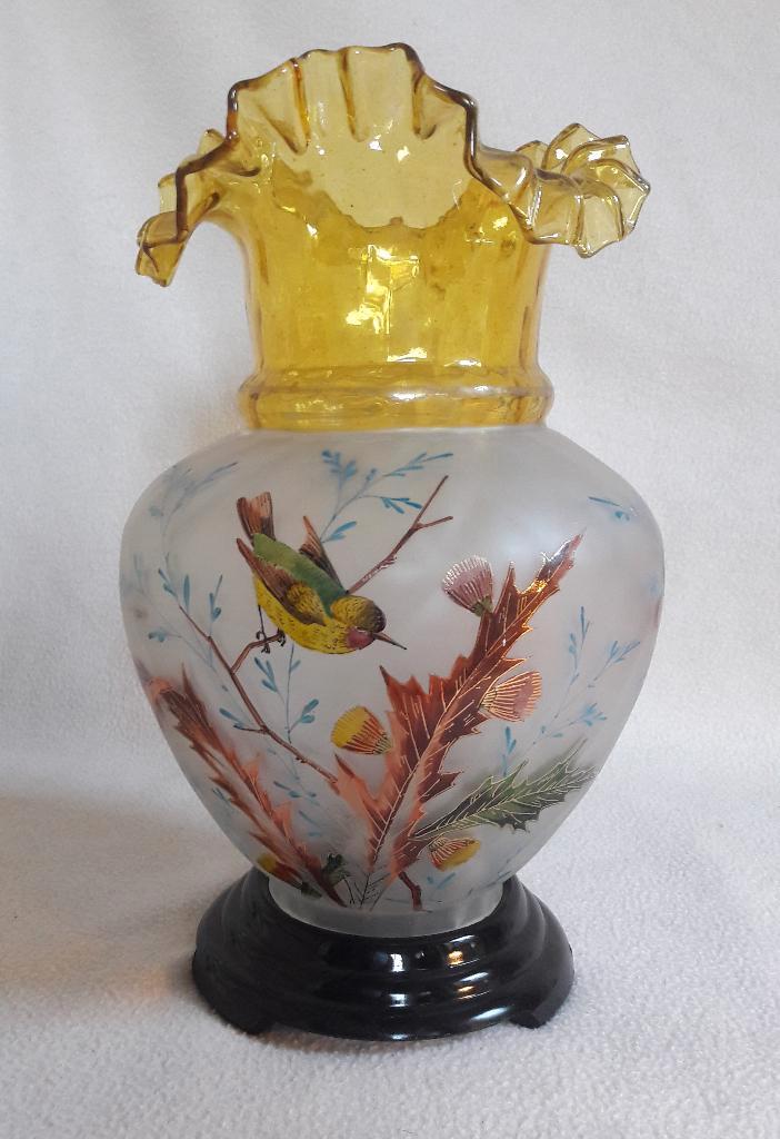 Majolica geschilderd glazen windlicht op zwart glazen voet, Antiek en Kunst, Antiek | Woonaccessoires, Ophalen of Verzenden