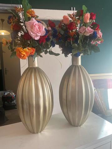 2 Gouden Vazen met Kunstbloemen beschikbaar voor biedingen