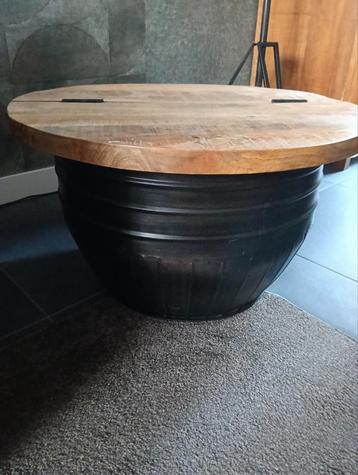 Mangohout ronde tafel beschikbaar voor biedingen