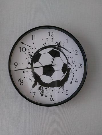 Voetbal Wandklok beschikbaar voor biedingen