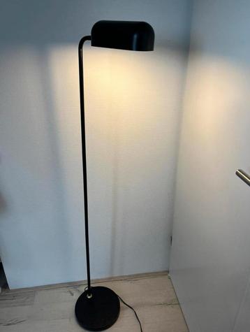 Stijlvolle zwarte vloerlamp beschikbaar voor biedingen