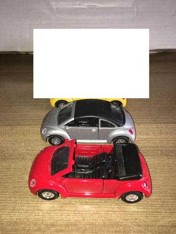2x Volkswagen New Beetle - zilvergrijs + rood, ongeveer 1:32 beschikbaar voor biedingen