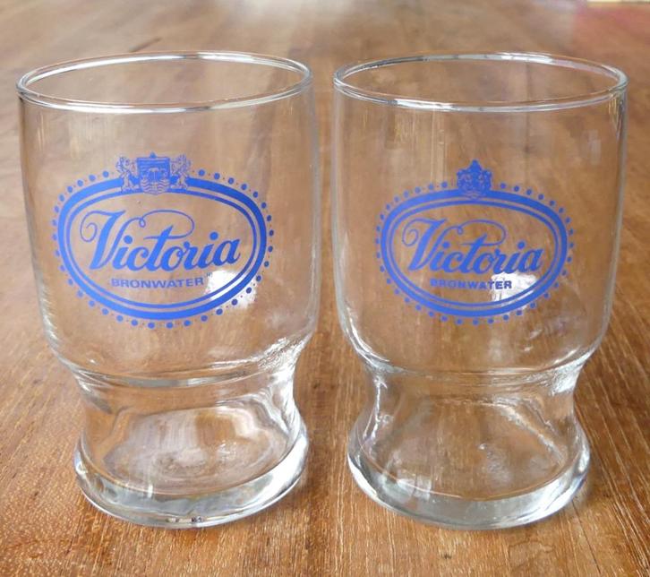 Victoria mineraalwater glazen vintage waterglazen glas water, Huis en Inrichting, Keuken | Servies, Gebruikt, Glas of Glazen, Overige stijlen