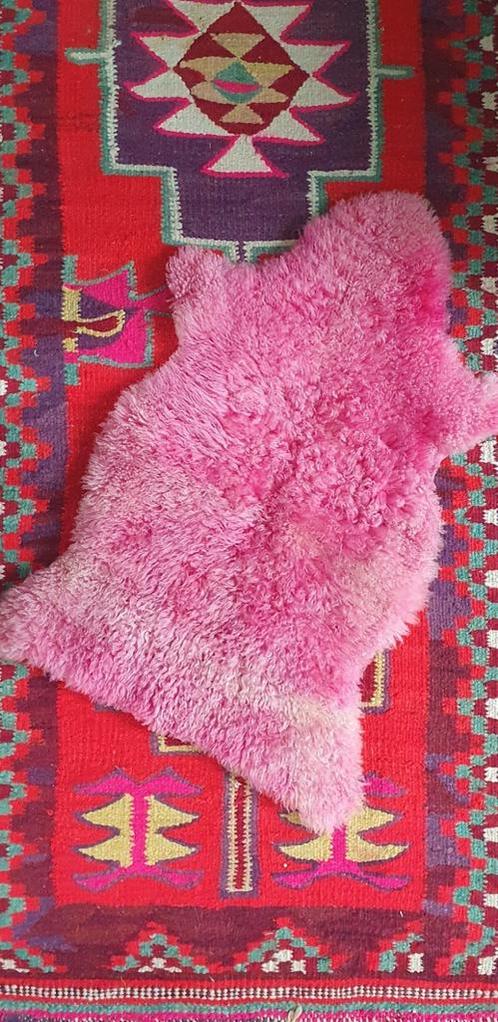 Echte, felroze schapenvacht/ roze vacht, Huis en Inrichting, Woonaccessoires | Plaids en Woondekens, Zo goed als nieuw, Ophalen of Verzenden