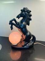 1970’s Lamp Steigerend Paard met Glazen Bol, Huis en Inrichting, Lampen | Tafellampen, Ophalen of Verzenden, Gebruikt, Overige materialen