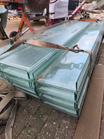 Glazen U-profielen 257,5x26x6cm beschikbaar voor biedingen