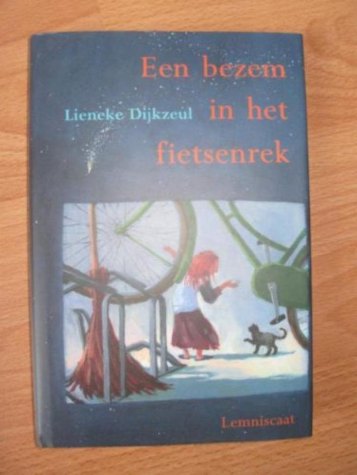 Lieneke Dijkzeul - een bezem in het fietsenrek, Boeken, Kinderboeken | Jeugd | onder 10 jaar, Nieuw, Fictie algemeen, Ophalen of Verzenden