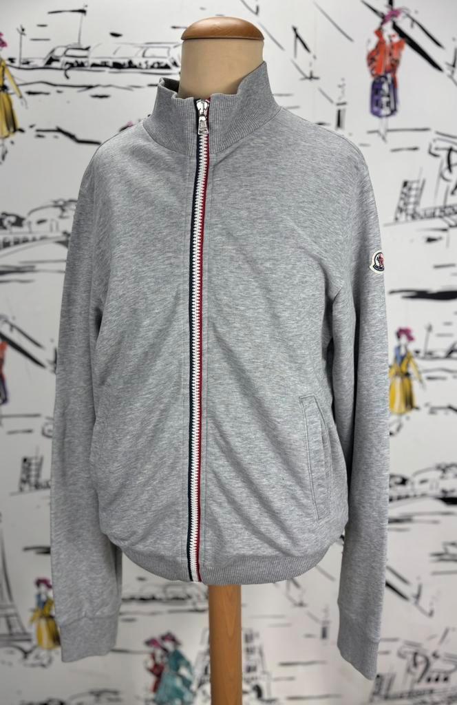 Moncler grijs vest met rits en logo patch maat 14, Kinderen en Baby's, Kinderkleding | Maat 164, Zo goed als nieuw, Jongen, Trui of Vest