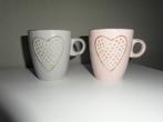 2 leuke koffiebekers met hart - Grijs en roze - Liefde, Kop(pen) en/of Schotel(s), Ophalen of Verzenden, Zo goed als nieuw