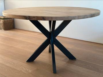 Eikenhouten ronde eettafel (130) met twee onderstellen beschikbaar voor biedingen