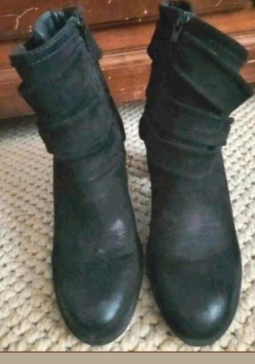 Zwart suède enkellaarsjes met riempjes maat 38, Kleding | Dames, Schoenen, Zo goed als nieuw, Lage of Enkellaarzen, Zwart, Verzenden
