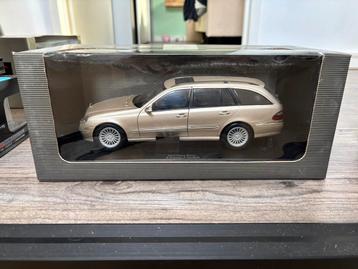 1:18 Mercedes E class combi in dealer verpakking beschikbaar voor biedingen