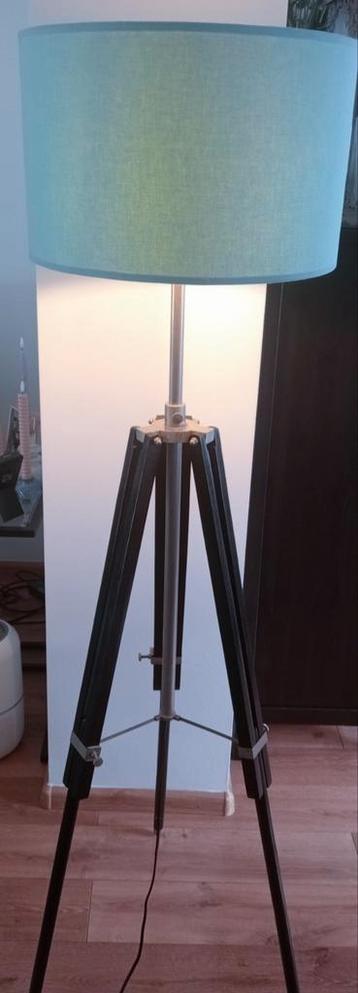 Vloer lamp met Kap beschikbaar voor biedingen