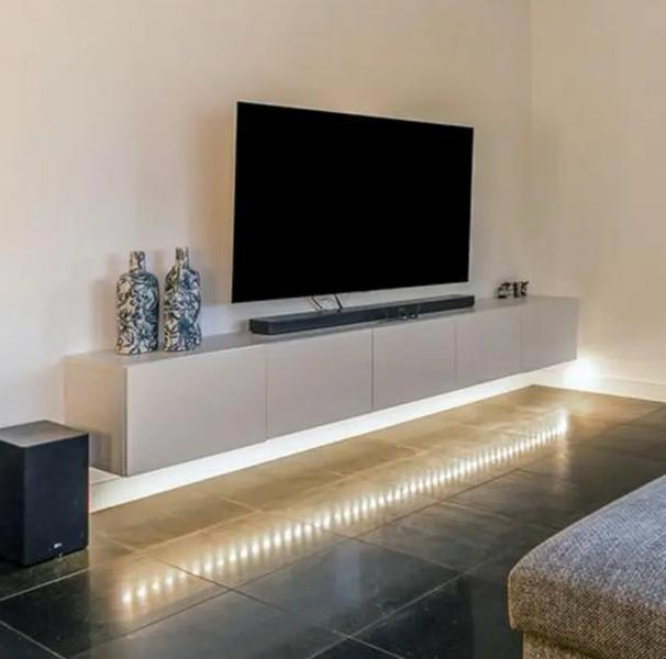 Ikea BESTÅ Tv-meubel met hoog glas witte deuren, Huis en Inrichting, Kasten | Televisiemeubels, Zo goed als nieuw, Minder dan 100 cm