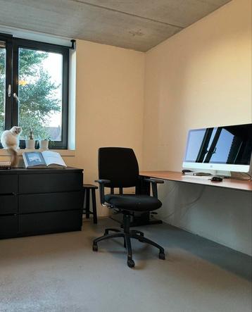 Mooi bureau (hoogte verstelbaar) + bureaustoel!
