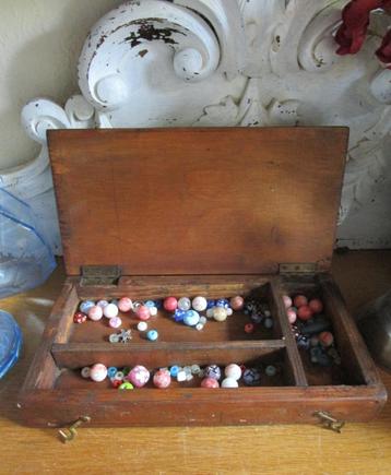 Oud plat vakken kistje beschikbaar voor biedingen