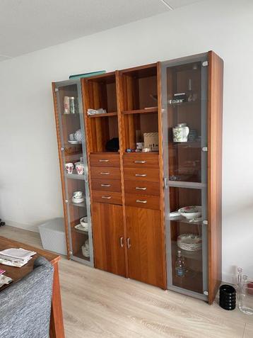 Houten vitrine kast beschikbaar voor biedingen