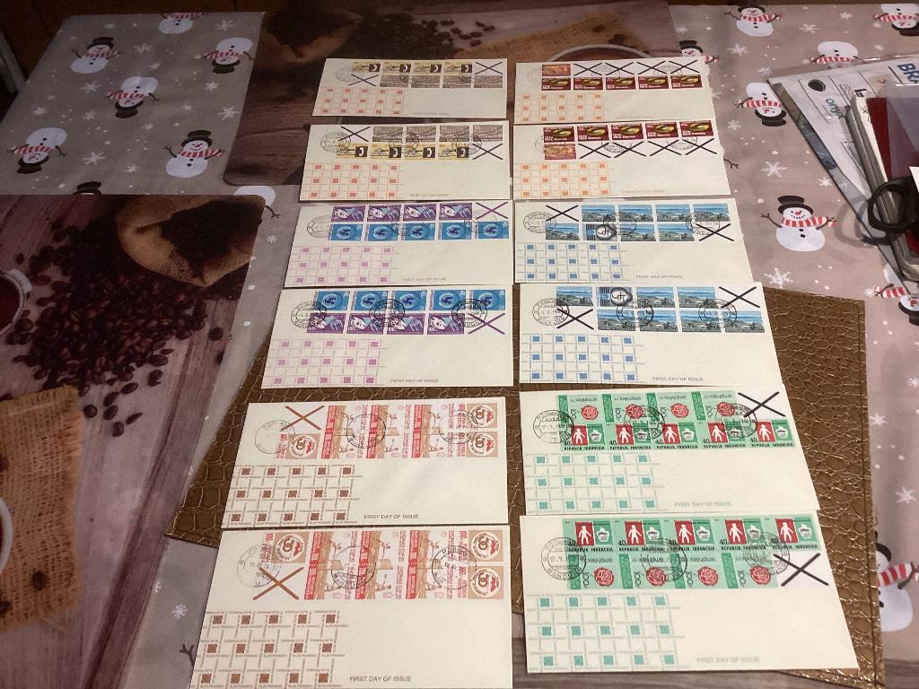 12 stuks postzegelboekjes van Indonesië Heb ook van Nederlan, Postzegels en Munten, Postzegels | Eerstedagenveloppen, Ophalen