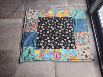 Groot vrolijk vloerkleed voor de baby (100 bij 115 cm) beschikbaar voor biedingen