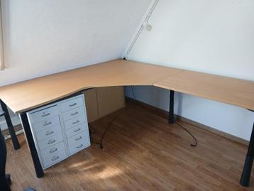 Hoekbureau met veel werkruimte  beschikbaar voor biedingen