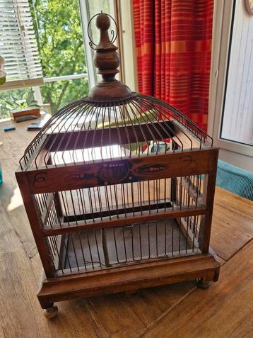 Vintage houten vogelkooi beschikbaar voor biedingen