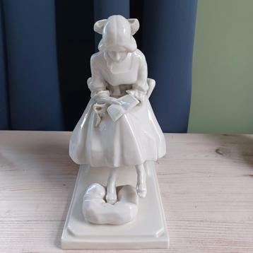 Porseleinen Beeld Zittende Vrouw met Boek beschikbaar voor biedingen
