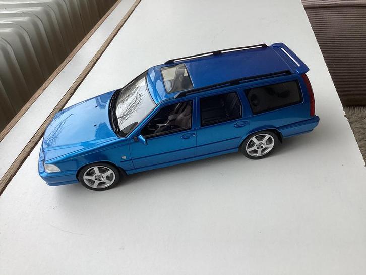 Volvo V70 R 1999 laser blue 1:18 DNA, Hobby en Vrije tijd, Modelauto's | 1:18, Zo goed als nieuw, Overige merken, Ophalen of Verzenden