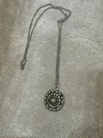 Zilverkleurige ketting met hanger, Sieraden, Tassen en Uiterlijk, Kettingen, Ophalen of Verzenden, Gebruikt, Zilver, Met hanger