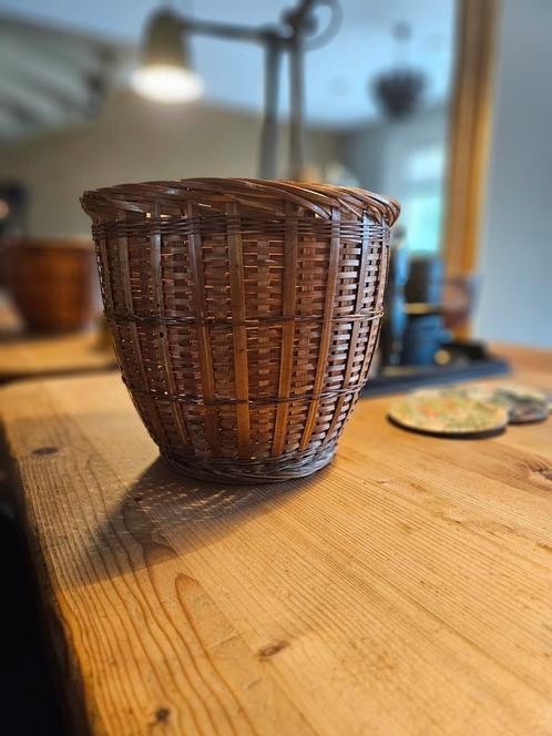 Vintage rieten wasknijpermandje, Huis en Inrichting, Woonaccessoires | Schalen en Manden, Gebruikt, Mand, Rond, Riet, Ophalen of Verzenden