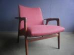 1960s teak pastoe fauteuil met roze-rode stof, Huis en Inrichting, Fauteuils, Hout, Minder dan 75 cm, Pastoe vintage fauteuil