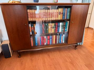 Klassieke Noten Houten Boekenkast beschikbaar voor biedingen